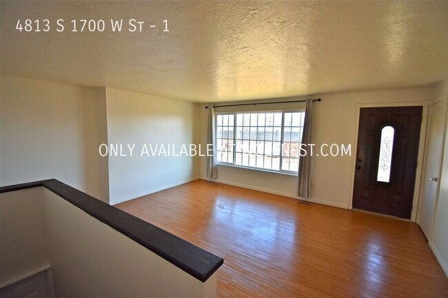 Building Photo - Stunning 2 Bed Riverdale Top Floor Unit! N...