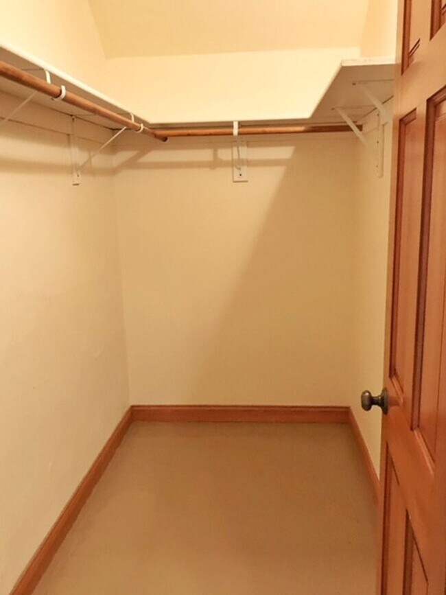 Building Photo - 2 Bedroom, 1.5 Bath Farm HOUSE, LARGE Yard, 2.5 Car Garage! UPDATES!