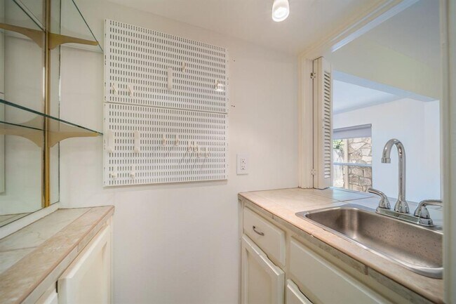 Building Photo - 8402 Alta Mesa