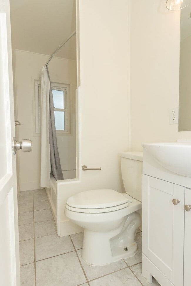 Building Photo - **REDUCED SECURITY DEPOSIT** Refreshed 2 Bed /1 Bath Pacific Beach Duplex Near the Ocean & Bay!