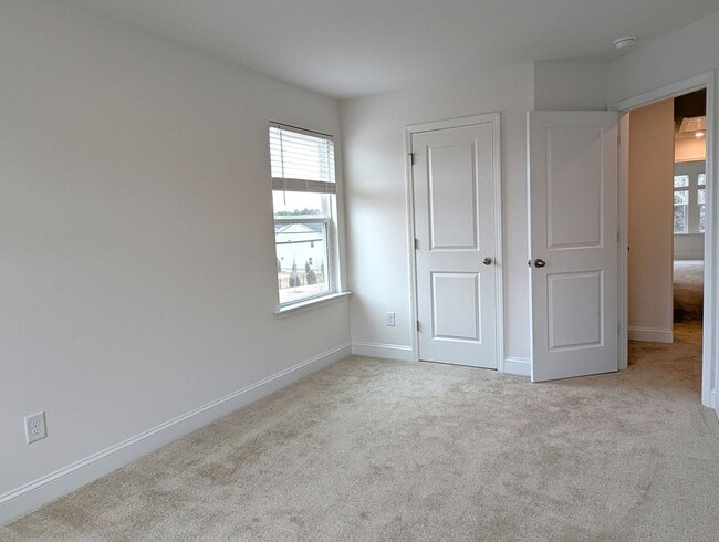 Building Photo - Beautiful, 2 story, end-unit, Townhome located in the Bell Glen Community!