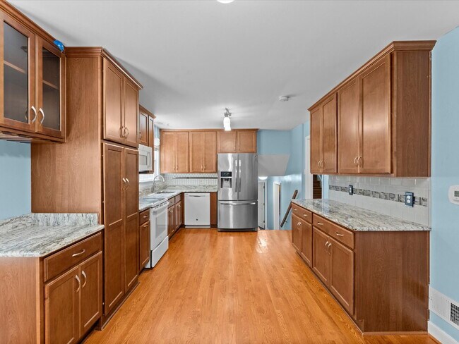 Building Photo - 2220 Lauderdale Dr