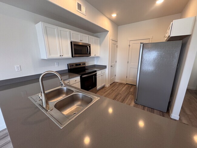 Building Photo - 1631 Elsie Jean Trl