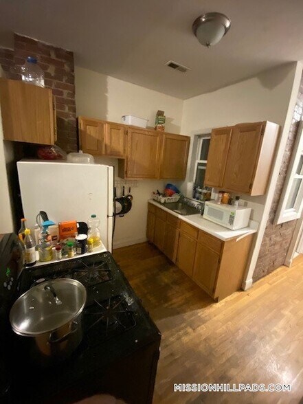 Building Photo - 733 Parker St