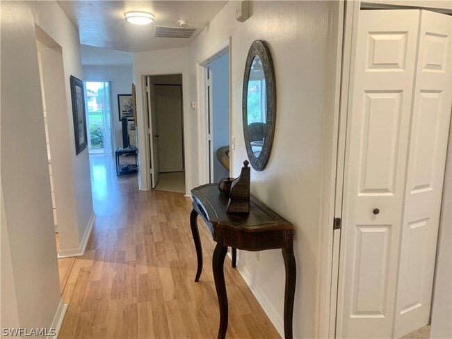 Building Photo - 230 Robin Hood Cir