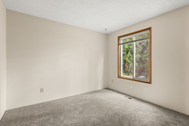 Building Photo - Must See! 3 bed/2 bath home with amazing private backyard - Double Garage/Community Pool