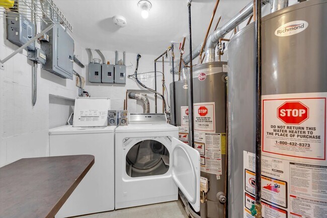 Building Photo - 2212 W Iowa St