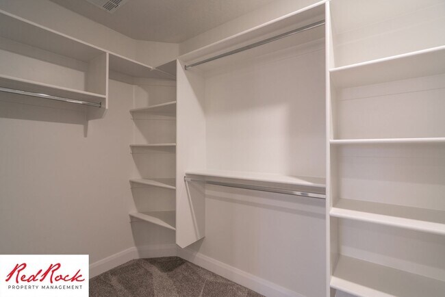 Building Photo - Modern Townhome in Desirable Hurricane Hei...