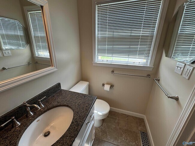 Building Photo - 816 Mira Vista Dr SE