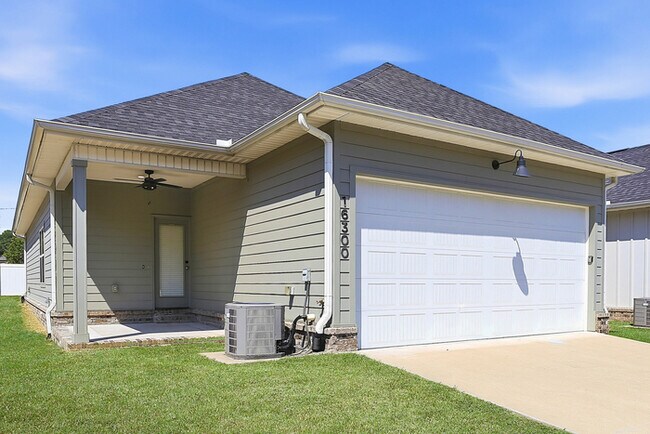 Building Photo - Inviting Lamarche Home with Contemporary Finishes