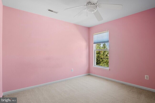 Building Photo - Spacious 4-Bedroom Home with Lake Views & Finished Basement