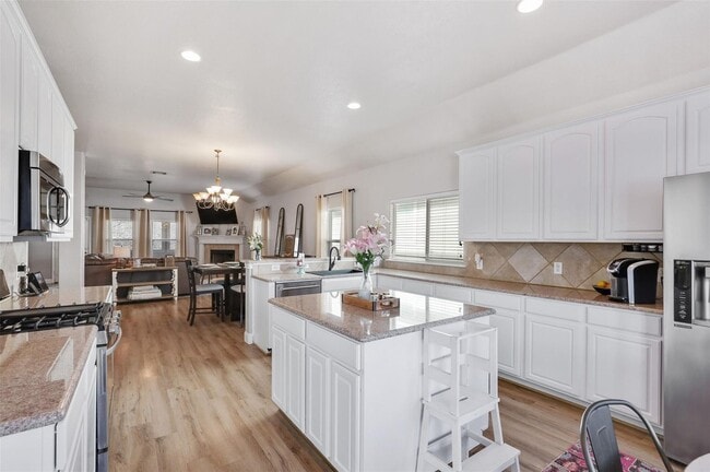 Building Photo - Beautiful house includes oversized covered Front Porch, features 4 Beds, 2 Baths, Study, Gameroom...