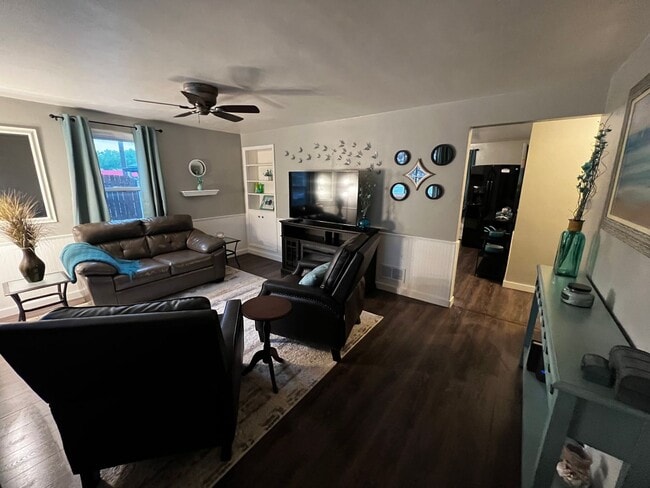 Building Photo - 1831 S Oneida St