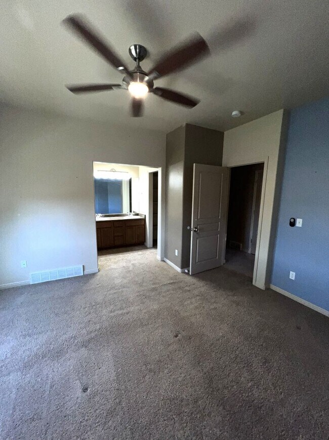 Building Photo - Spacious 6-Bedroom Home with 2 Kitchens in...