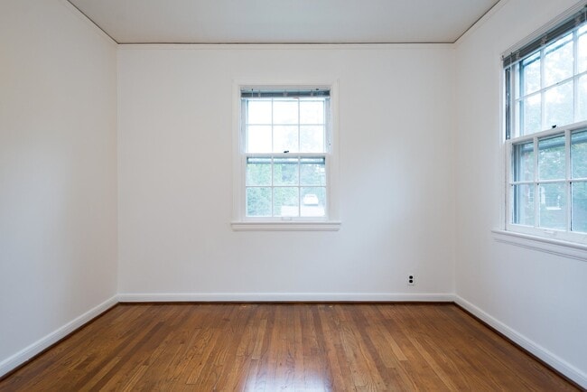 Building Photo - 5600 NE Sandycrest Terrace