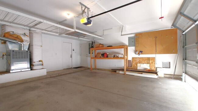 Building Photo - Beautiful 4 Bedroom 2.5 Bathroom House Located In The NE!