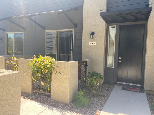 Building Photo - Gorgeous 3 Bedroom Townhome in the Aspire ...