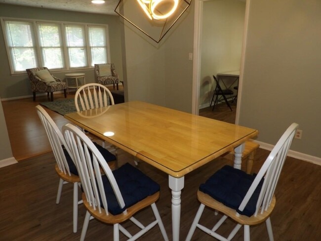 Building Photo - 917 9th Ave S