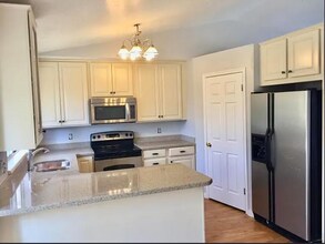 Building Photo - 6 Bedroom/3 Bathroom House in West Jordan