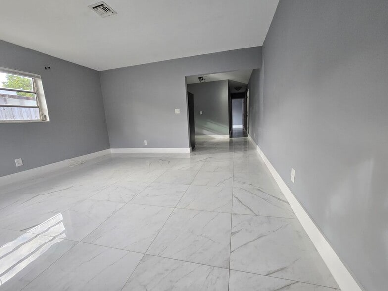 Building Photo - 1021 SW 32nd Ct