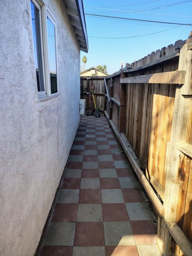 Building Photo - Cozy 1 Bedroom 1 Bathroom Unit in Oildale Now Available!