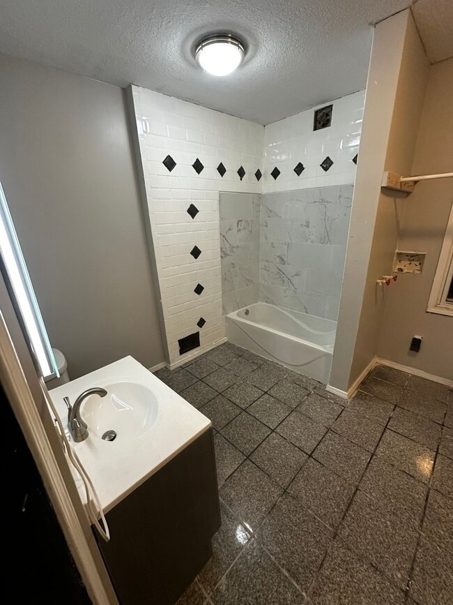 Building Photo - 435 S Poplar Ave