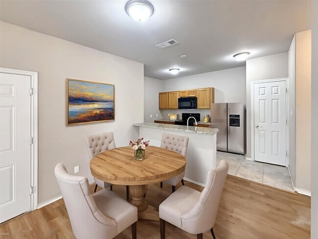 Building Photo - 512 E Hazelwood St