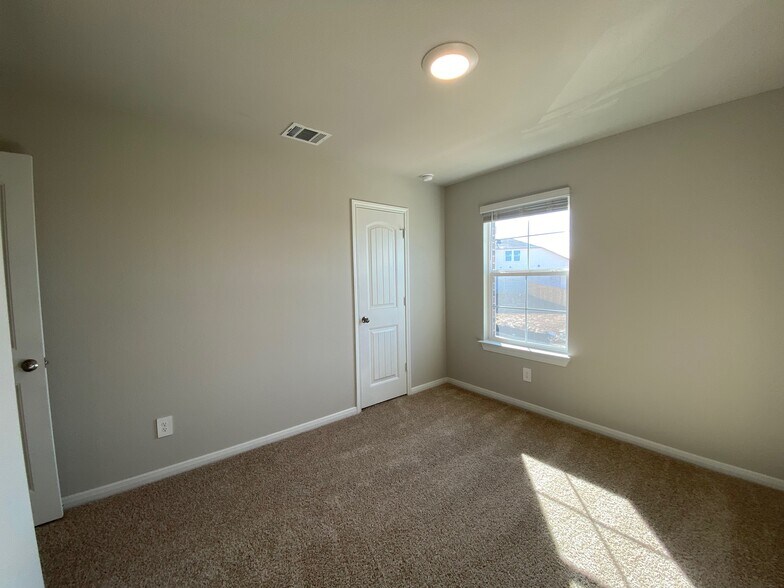 Building Photo - 154 Solitude Dr