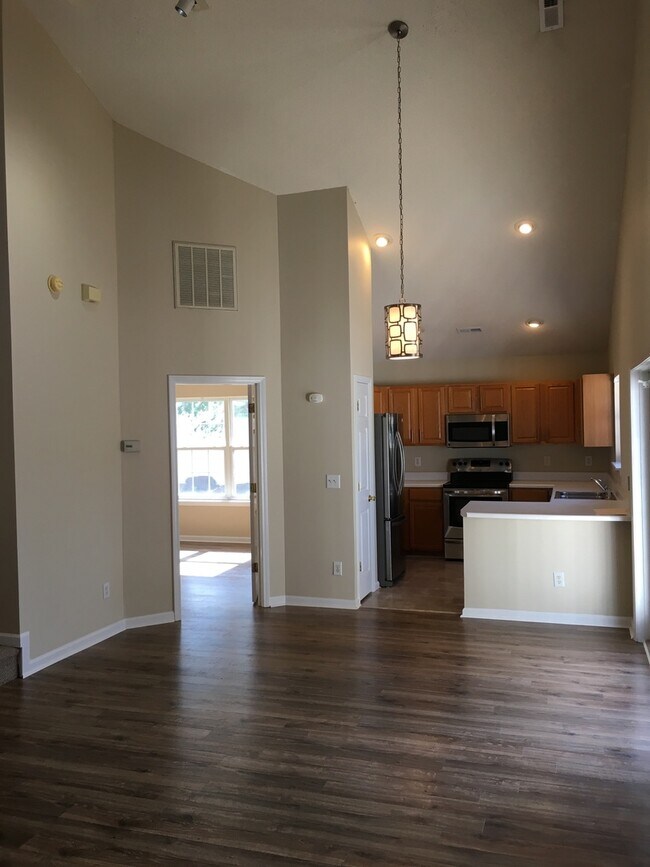 Building Photo - 404 Commons Dr