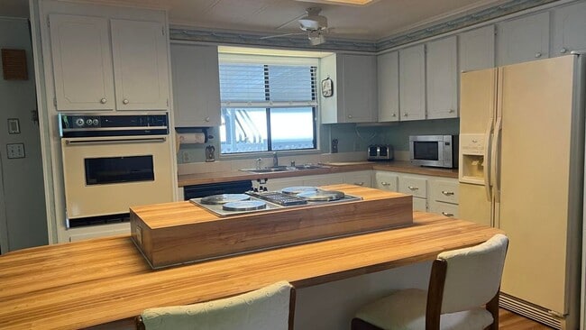 Building Photo - Large 2 Bedroom/2 Bath PALM HARBOR Manufactured Home in Cambridge 55+ Community In Hobe Sound Flo...