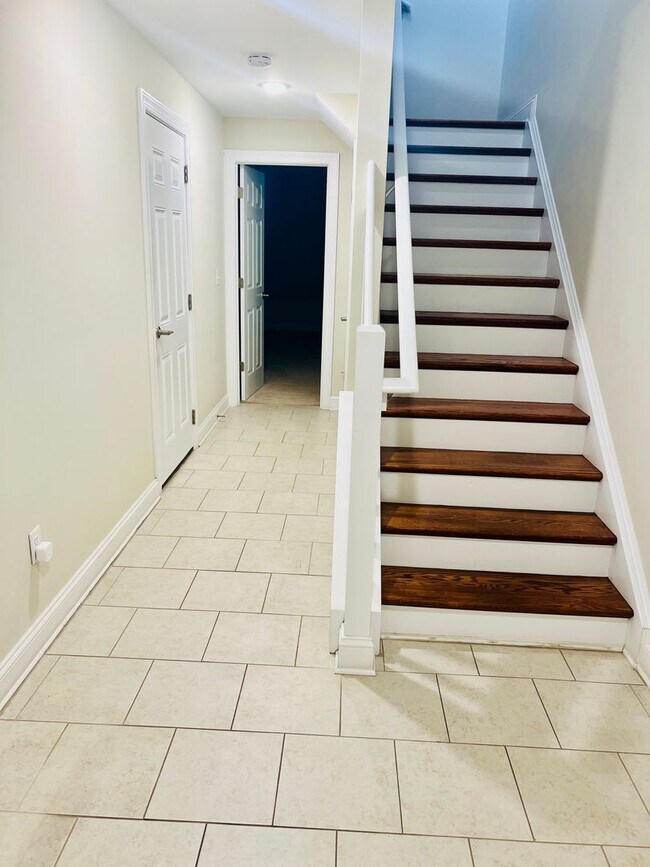 Building Photo - Spacious townhouse for rent in Bluestone H...