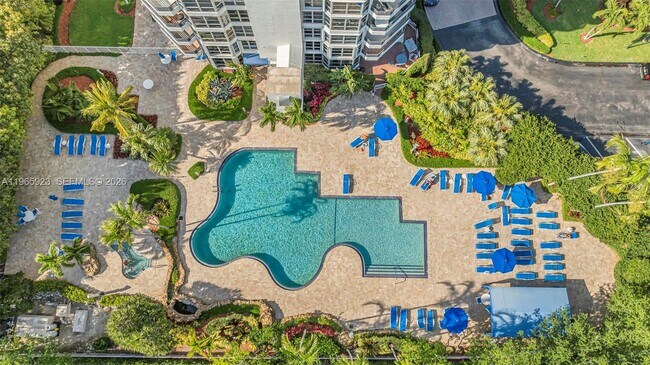 Building Photo - 3500 Mystic Pointe Dr