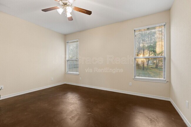 Building Photo - 120 Flat Creek Dr