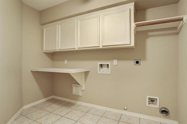 Building Photo - 316 Parkwood Village Dr