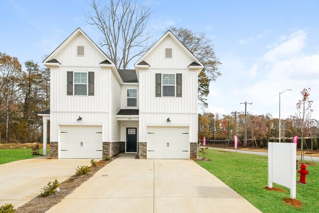 Building Photo - 453 Country Club Ln