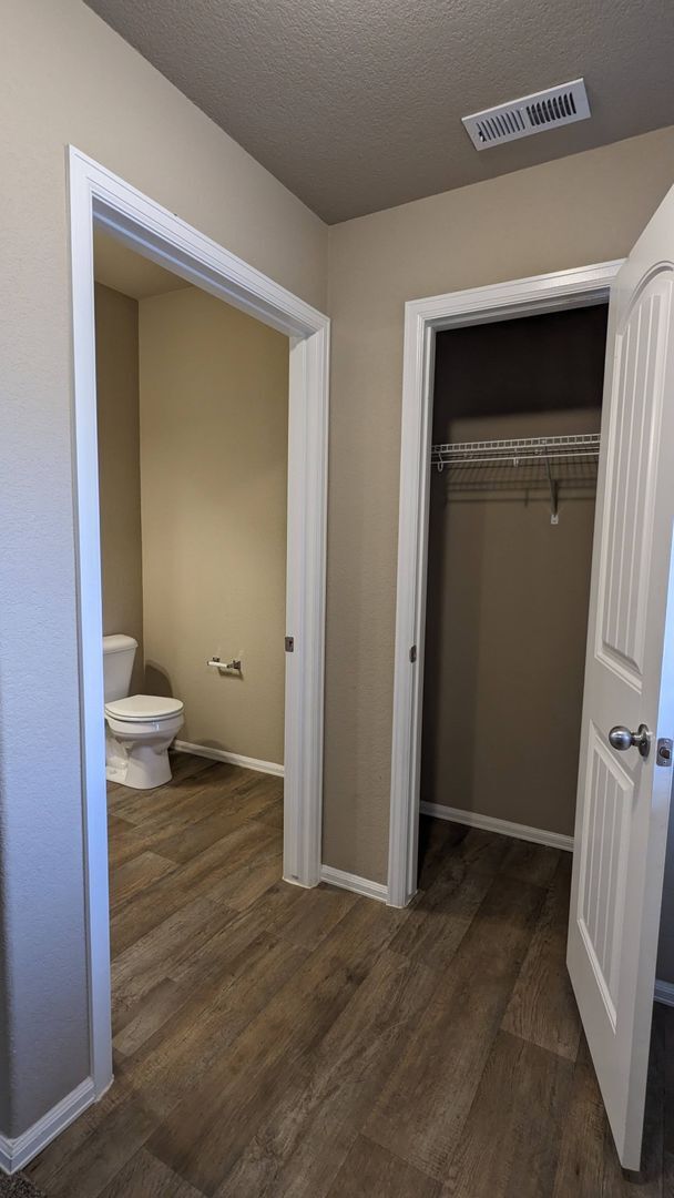 Building Photo - TWO STORY END UNIT TOWNHOME 3 BED/2.5 BATH...