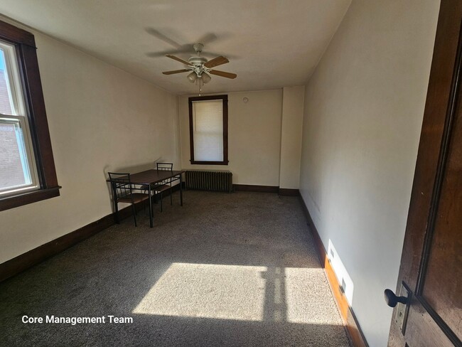 Building Photo - Spacious 3 bedroom 1 bath apartment for re...