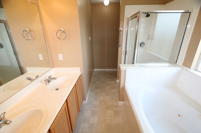 Building Photo - 5911 S Brenwood Dr