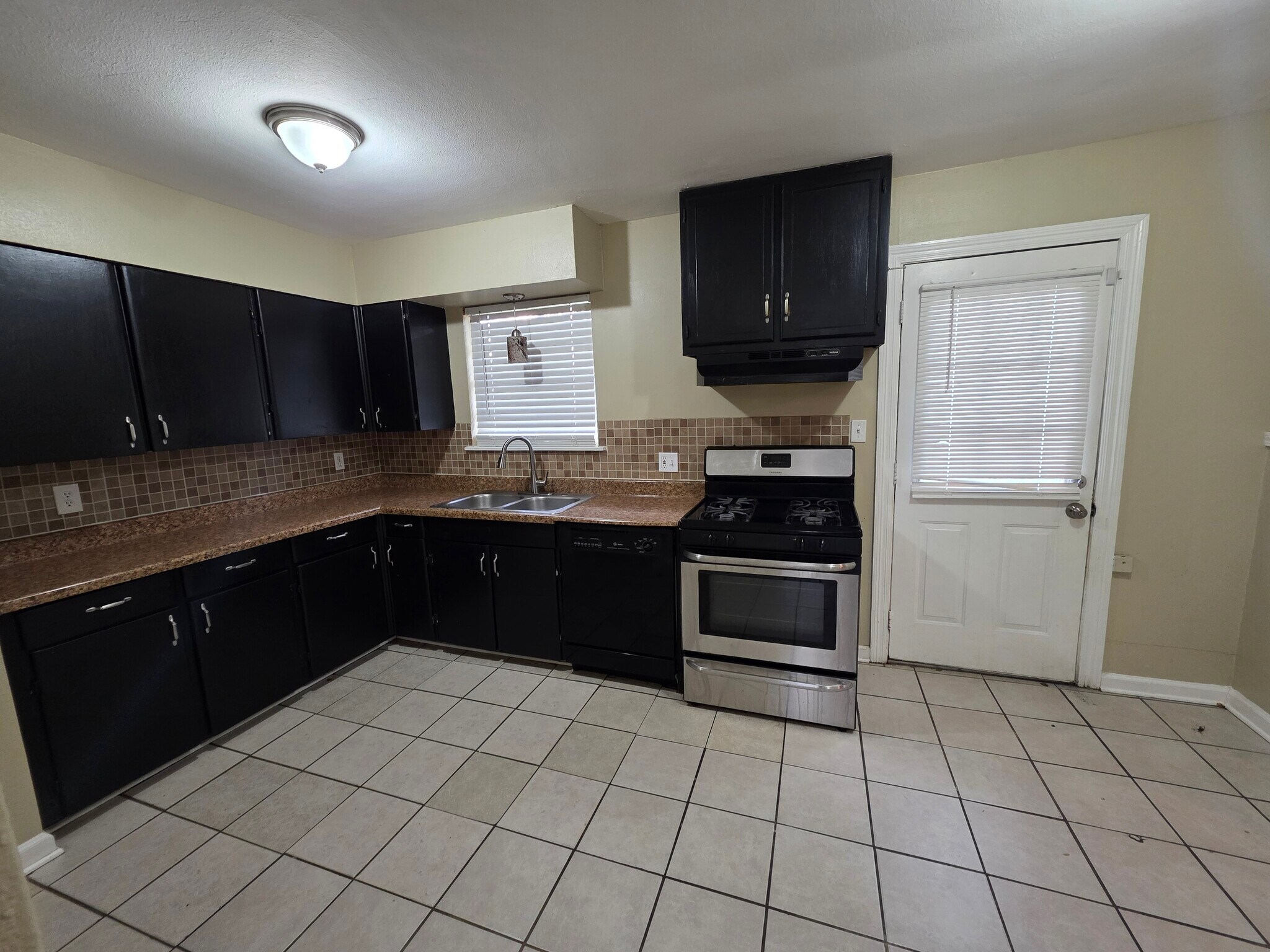 Building Photo - 2135 Richmond St