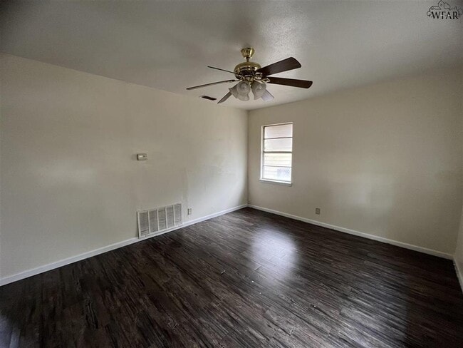 Building Photo - 1421 Tanbark Rd