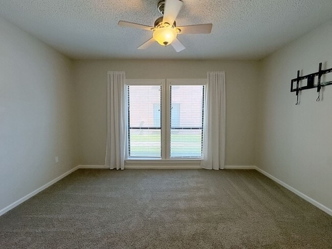Building Photo - Welcome to this charming 2-bedroom, 2-bath...