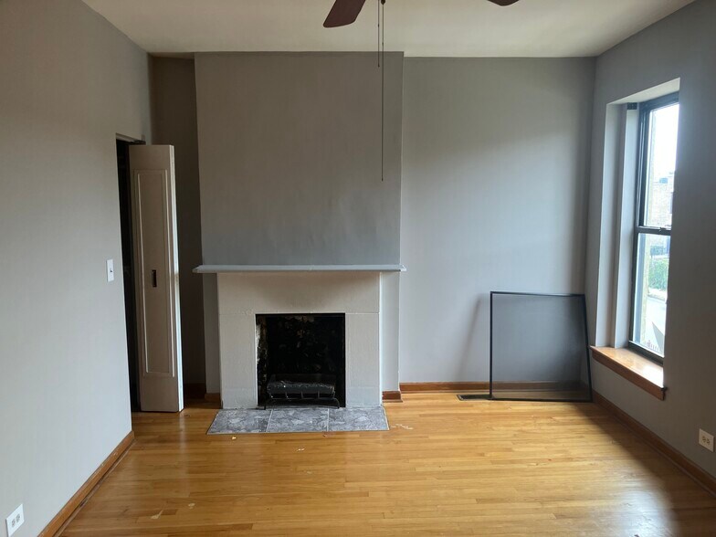 Building Photo - 2438 W Flournoy St