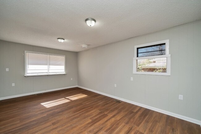 Building Photo - Now Accepting Section 8! Get $500 OFF Your First Month's Rent!