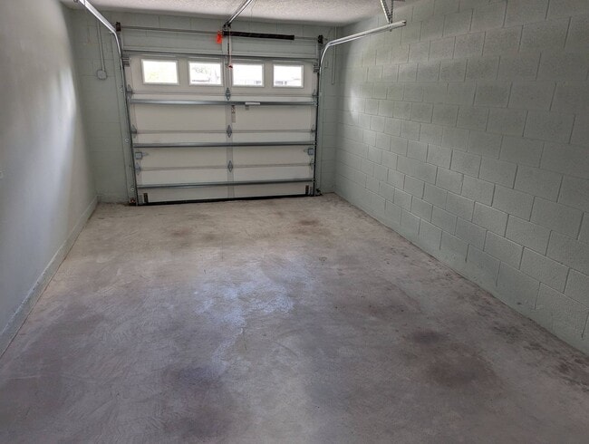 Building Photo - Beautiful Newer Home with 3 bedroom and 2 ...