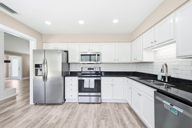 Building Photo - 942 Rue De Palms