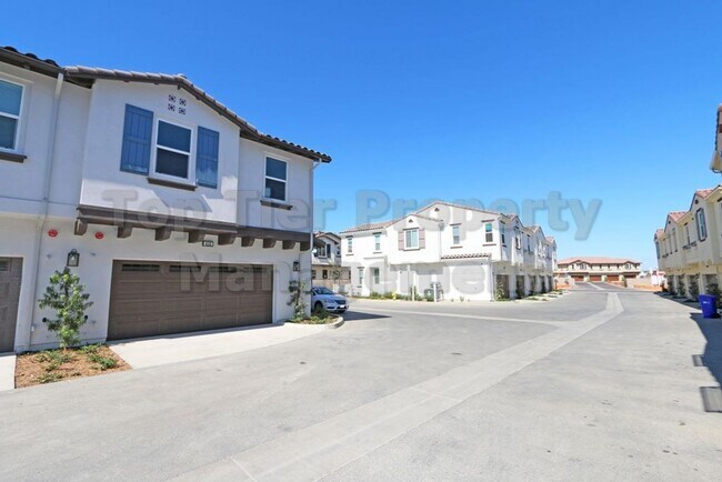 Building Photo - ***Charming 3 bed / 2.5 bath Townhome in O...