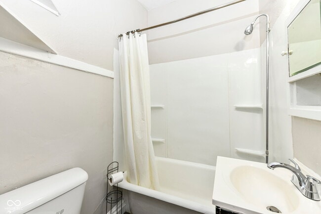 Building Photo - 590 Woodruff Pl W Dr