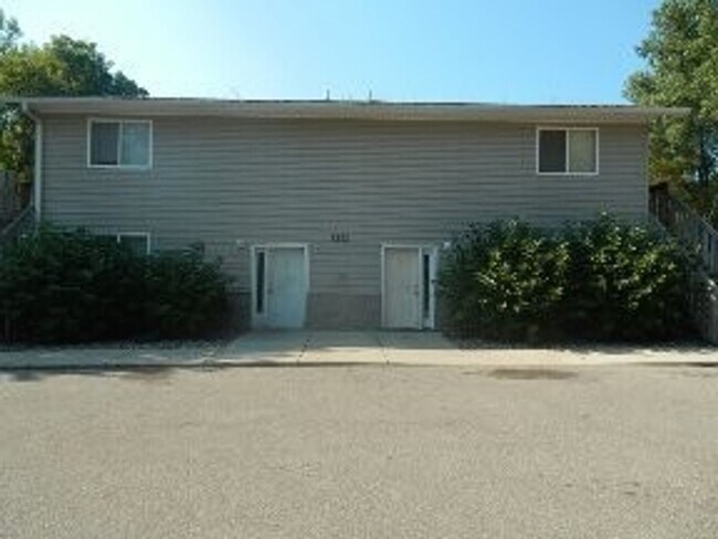 Building Photo - 2 Bedroom 1 Bathroom upstairs apartment