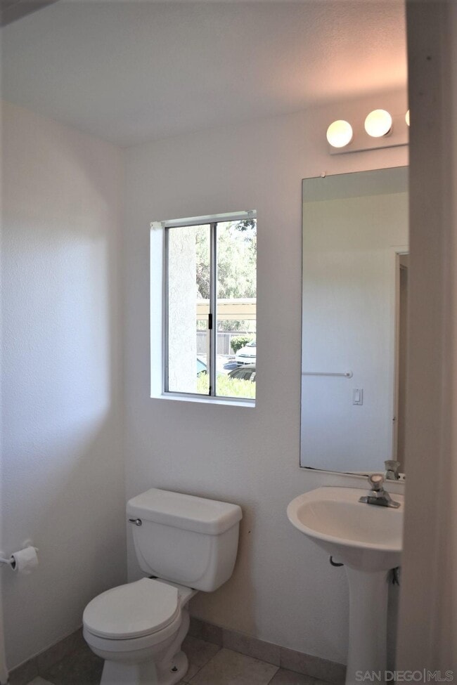 Building Photo - 2357 Kings View Cir