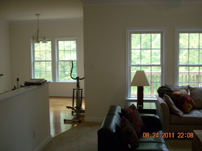 Building Photo - 3 BR / 2.5 BA Private home near Pony Pasture/James River.
